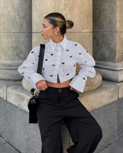 Outfit con camisa blanca corta