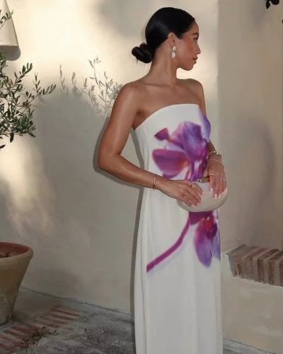 Looks de primavera: vestido largo strapless con maxi flores en color rosa