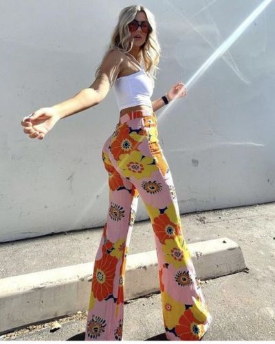 Looks de primavera: pantalón con maxi flores de colores y top blanco strapless