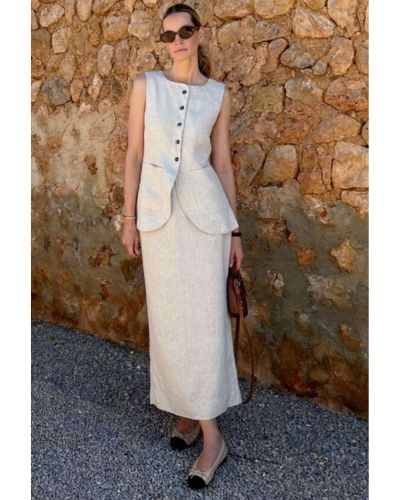 Outfit para mamás con falda sastre, chaleco largo sastre y balerinas.