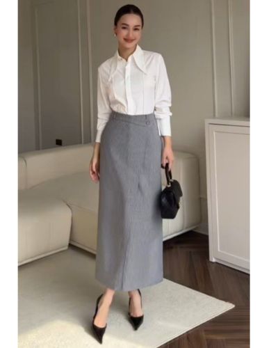 Outfit para mamás con falda sastre en color gris, camisa blanca de botones y stilettos negros. 