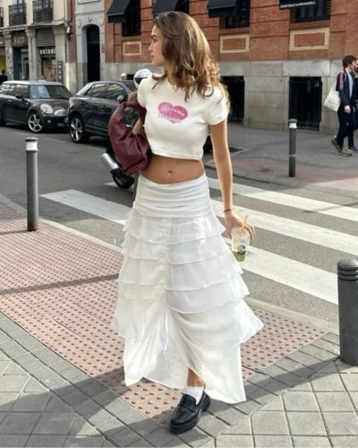Faldas con olanes + t-shirt básica estampada, bolso boho y loafers para un look básico chic