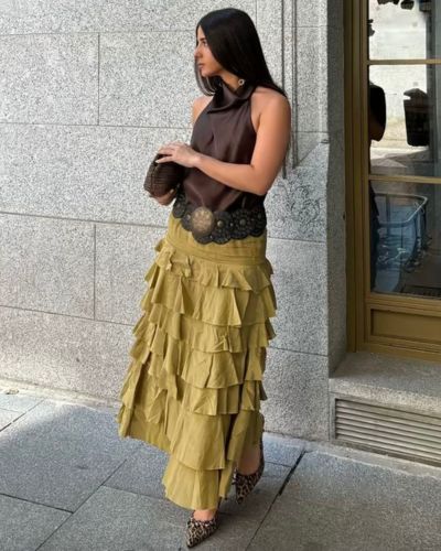 Faldas con olanes + top halter + cinturón boho + stilettos conforman un look boho chic.