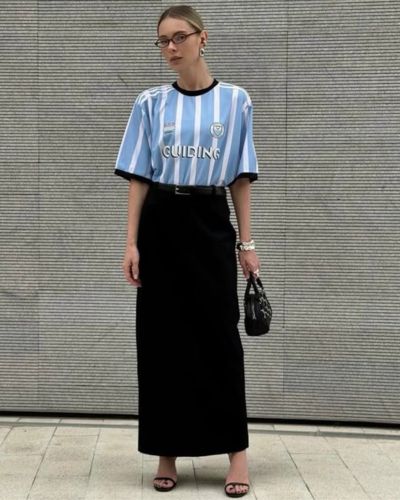 Look sporty chic con falda midi en color negro y camiseta deportiva
