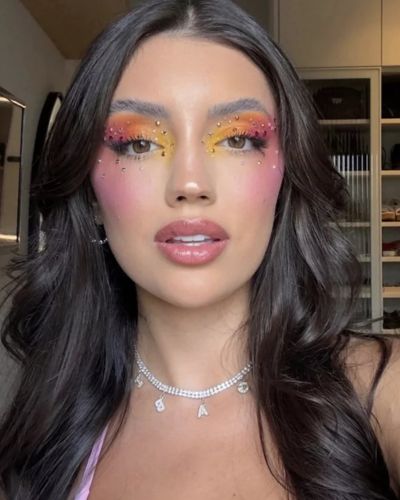 Maquillaje colorido con gemas