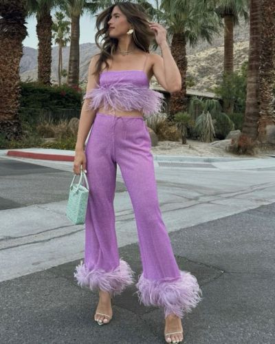 Outfits en pareja para ver a Harry Styles: conjunto monocromático con plumas y sandalias de tiras