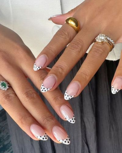 Uñas francesas en color blanco con puntos negros