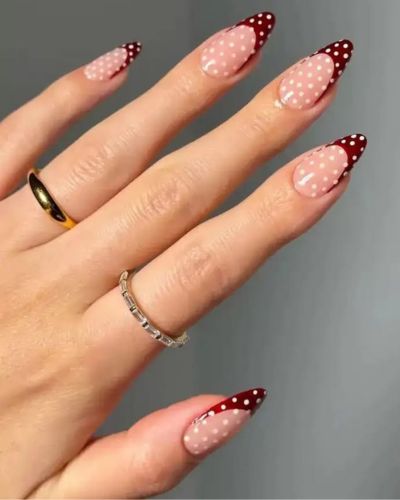 Uñas francesas en color vino con puntos blancos