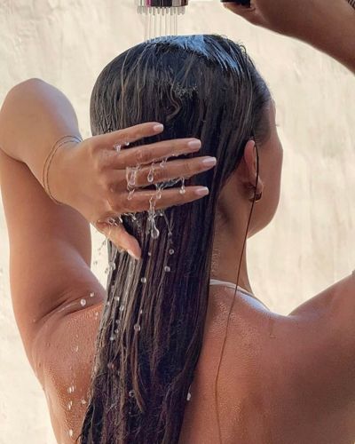 Ducha con agua tibia
