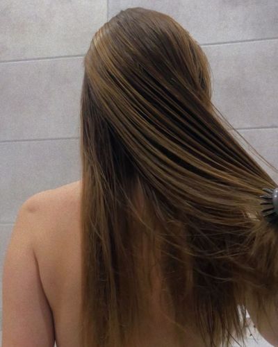 Por qué el cabello se ve mejor un día después de lavarlo