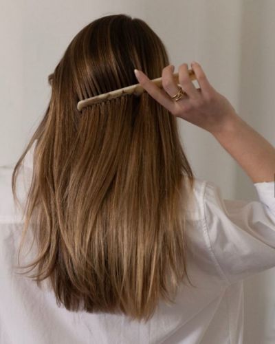 Por qué el cabello se ve mejor un día después de lavarlo