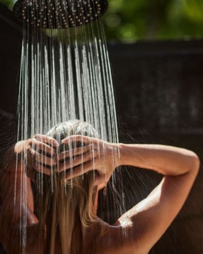 Ducha con agua fría