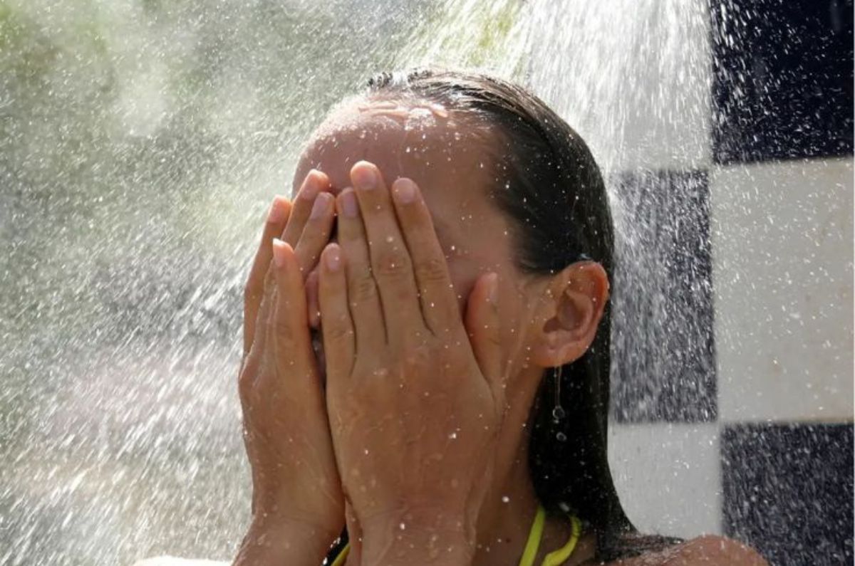 ¿Agua fría o caliente? Qué es mejor para bañarte según la temporada