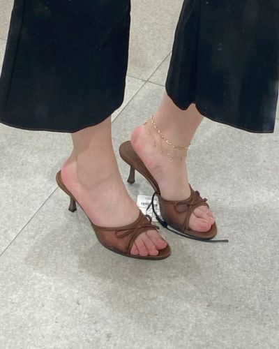 Sandalias mule con transaparencias en color café