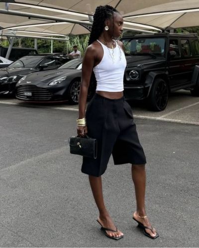 Look con sandalias mule
