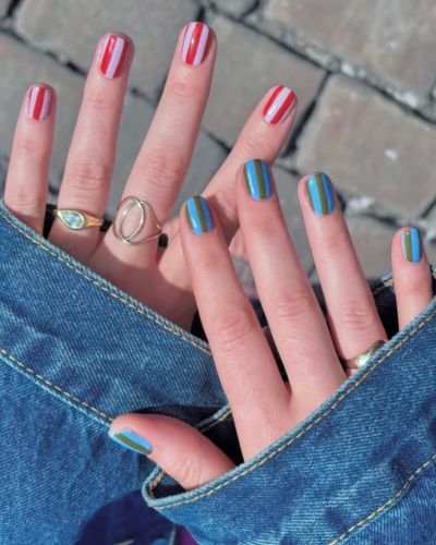 Stripe nails coloridas