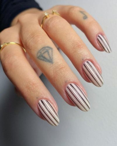Diseño de uñas con tonos neutros. 