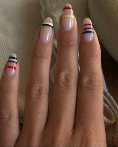 Uñas naturales con rayas 