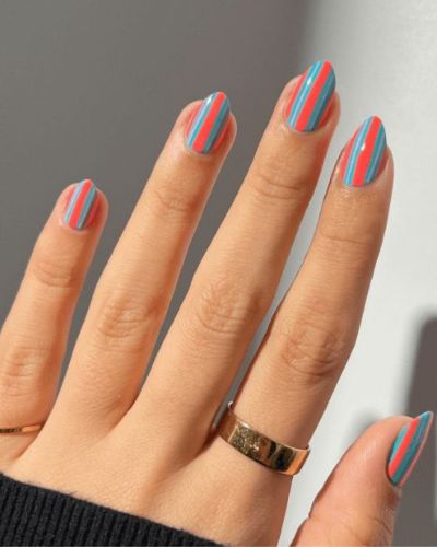 Uñas con rayas naranjas y azules