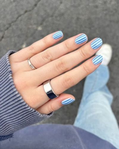 Diseños de uñas con rayas azules