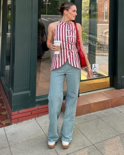 Look con blusa a rayas, jeans rectos, bolso rojo