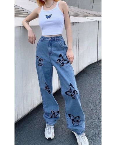Tendencias cool: jeans barrel con estampado de mariposa.