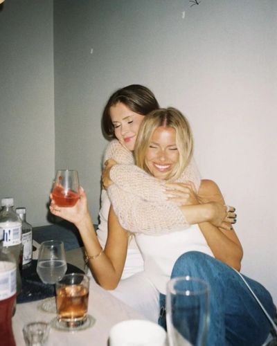 Foto de abrazo entre amigas