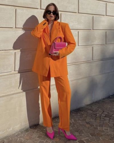 Traje sastre de color naranja + accesorios rosa mexicano