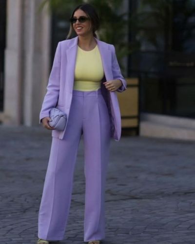 Traje sastre de color lila + blusa amarillo mantequilla 