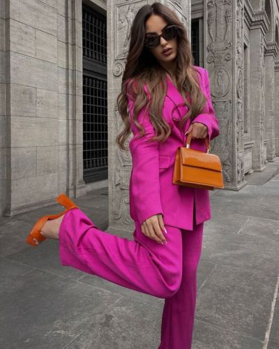 Traje sastre de color fucsia + accesorios naranja