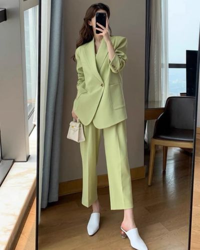 Traje sastre de color verde limón