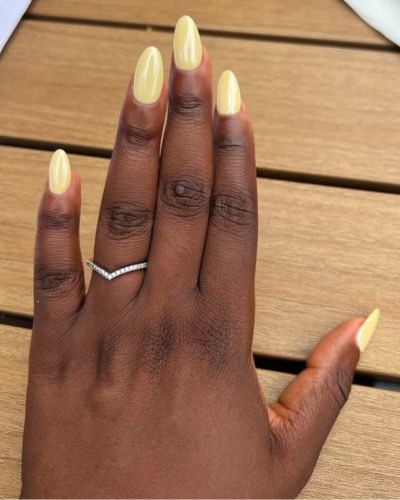 Uñas amarillo pollito en pieles morenas