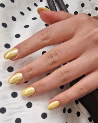Uñas glaseadas amarillo mantequilla