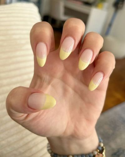 Uñas amarillo pollito en pieles claras