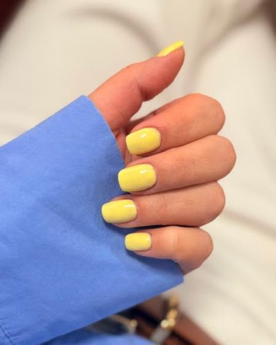 Uñas amarillo pollito en pieles medias
