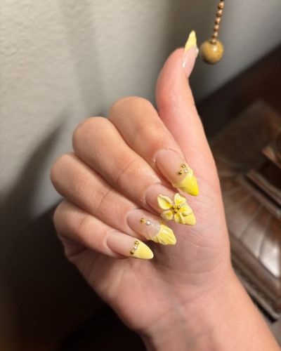 Uñas amarillo pollito en pieles medias