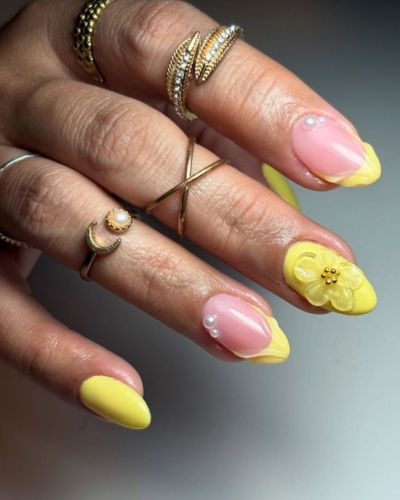 Uñas amarillo pollito en pieles medias