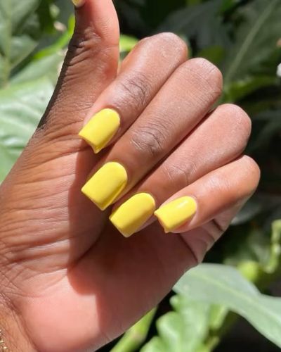 Uñas amarillo pollito en pieles trigeñas