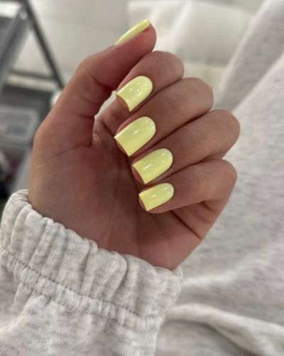 Uñas amarillo pollito en pieles medias
