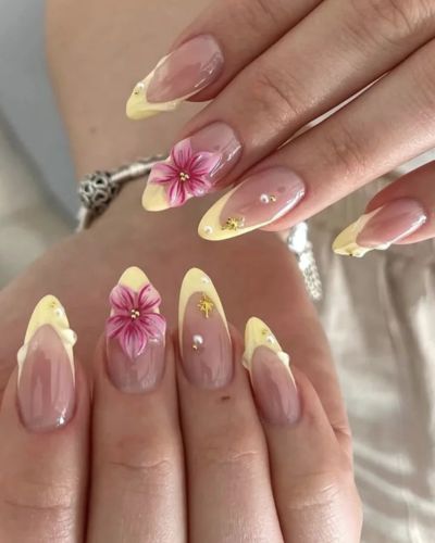 Uñas con french amarillo mantequilla y flores hawaianas