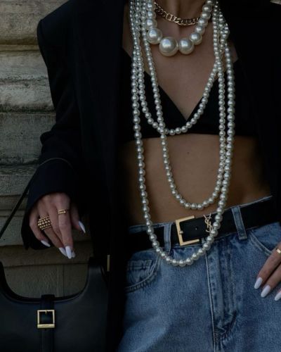 Look con blazer oversized, bralette, jeans recto y accesorios con perlas