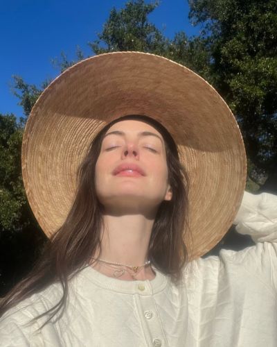 Anne Hathaway anuncia embarazo a sus 43 años
