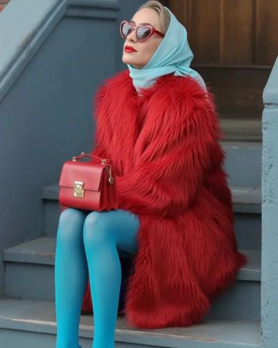 Look turquesa con rojo cereza