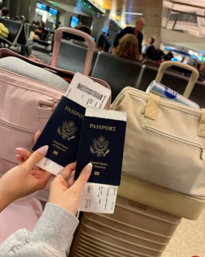 Foto de pasaportes y maletas en el aeropuerto