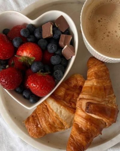 Los desayunos sin huevo también pueden ser nutritivos, deliciosos y muy completos: Bowl de frutos rojos, café y croissant