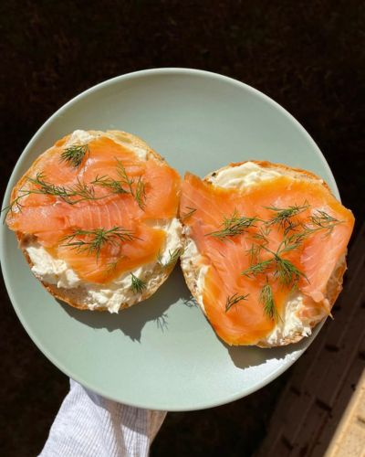 Los desayunos sin huevo también pueden ser nutritivos, deliciosos y muy completos: Bagel de salmón