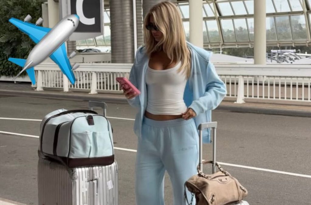 Foto de modelo afuera del aeropuerto.