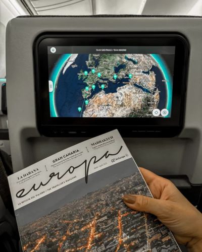 Foto de revista de Europa y la pantalla de un avión.