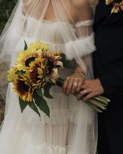 Ramo de novia con flores elegantes y variadas que simbolizan la personalidad de la novia