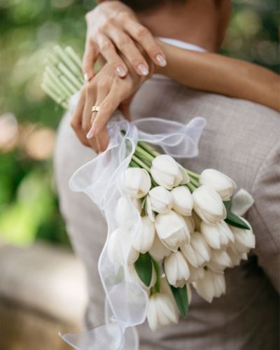 Ramo de novia con flores elegantes y variadas que simbolizan la personalidad de la novia.